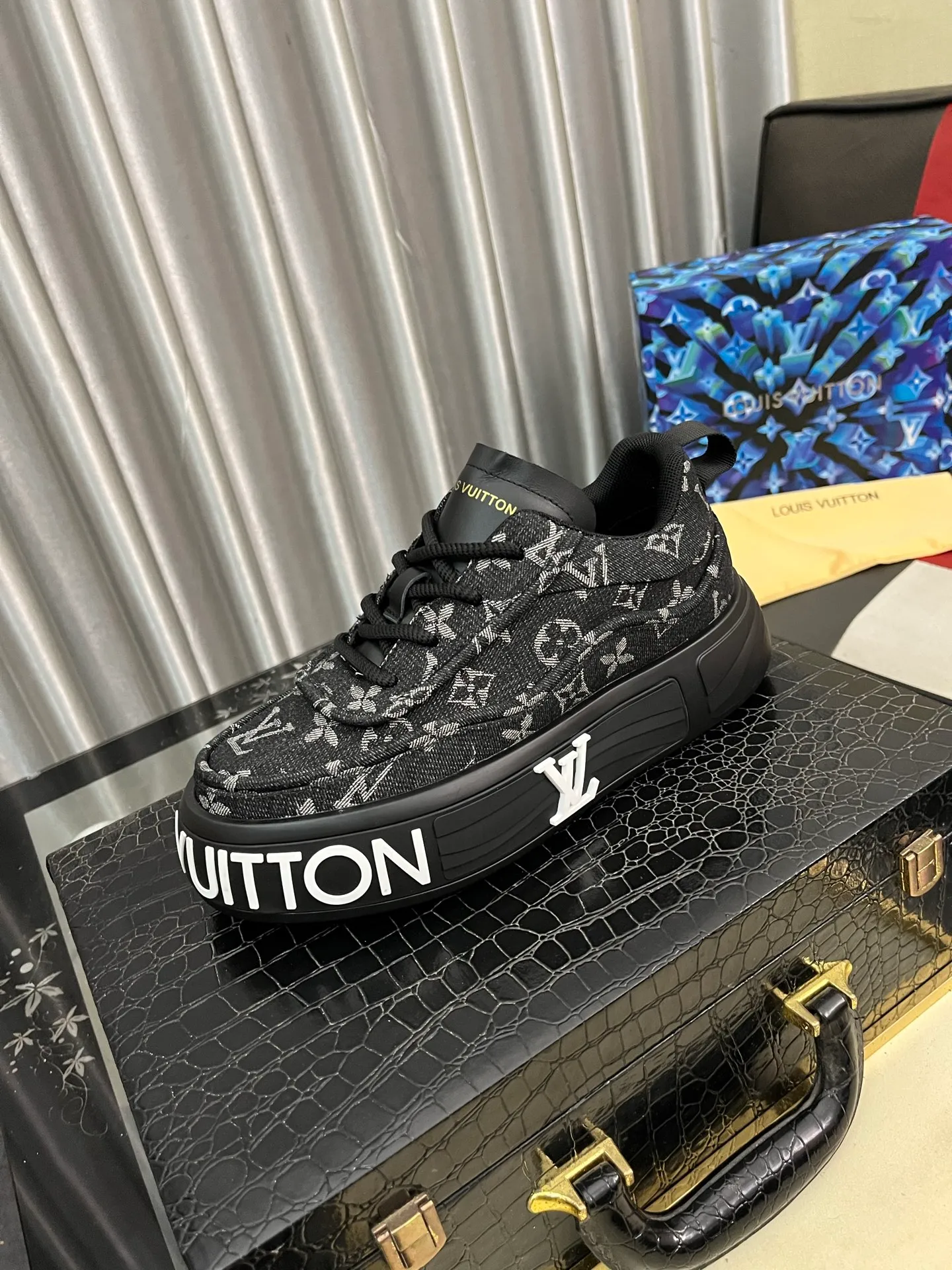 Men's shoes 💰560⌚️⌚️【LOUlS VUlTTON】Louis Vuitton ~ unique and casual style. LV counter purchasing 🏃casual shoes😍😍 Men's 2025 counters are on sale simultaneously, Italian imported brands select first-layer Italian cowhide. Cowhide leather lining (refuses to discolor and grind feet) Code number: 38-44 4⃣️colors available